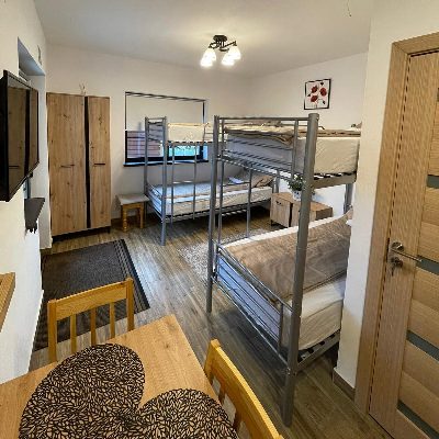 Apartament Economy, 4 persoane: dulap și TV.