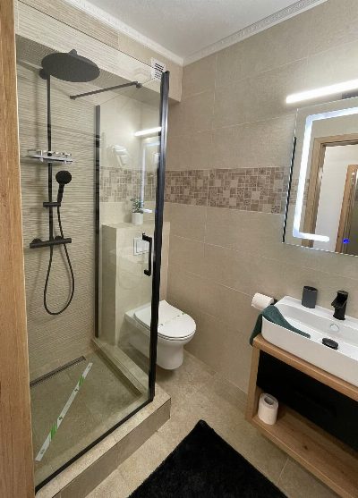 Family Apartment, 2 persons: bathroom and shower.