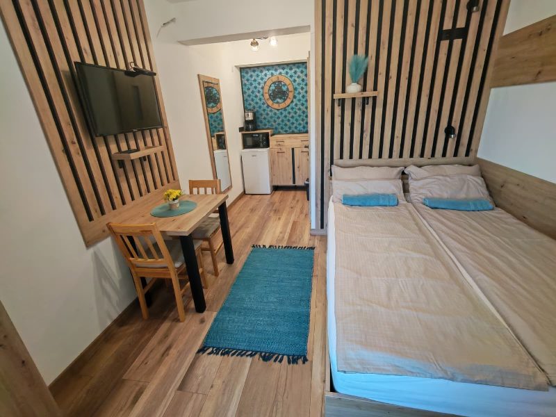 Standard Apartman, 2 fő: francia ágy, asztal, TV és konyhasarok.